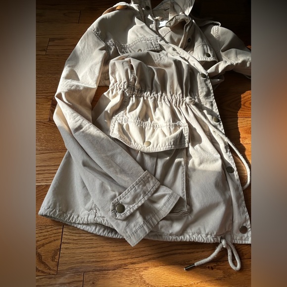 Aritzia Talula Trooper Utility Jacket in Khaki Beige, Size Small - Picture 8 of 9